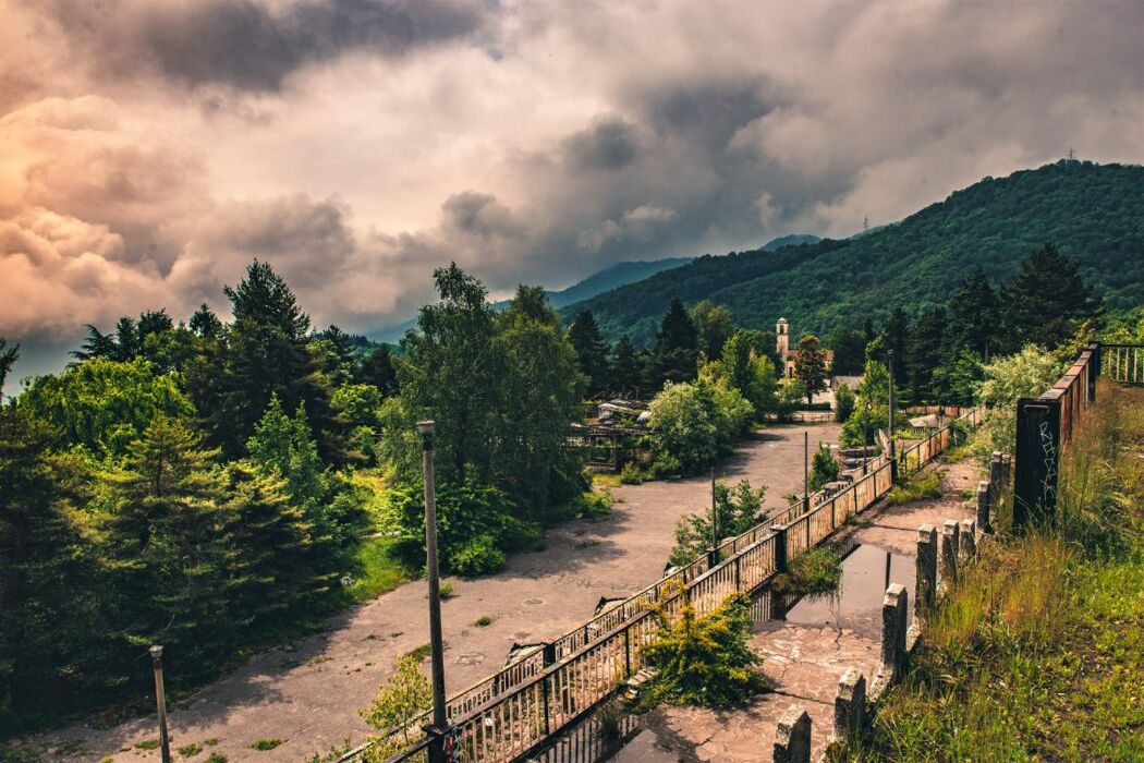Trekking Serale a Consonno: La "Las Vegas Fantasma della Brianza" Trekking Serale a Consonno: La "Las Vegas Fantasma della Brianza" desktop picture