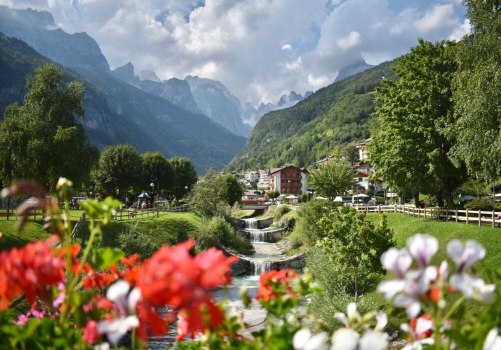 Passeggiata ad anello al Lago di Molveno Passeggiata ad anello al Lago di Molveno desktop picture