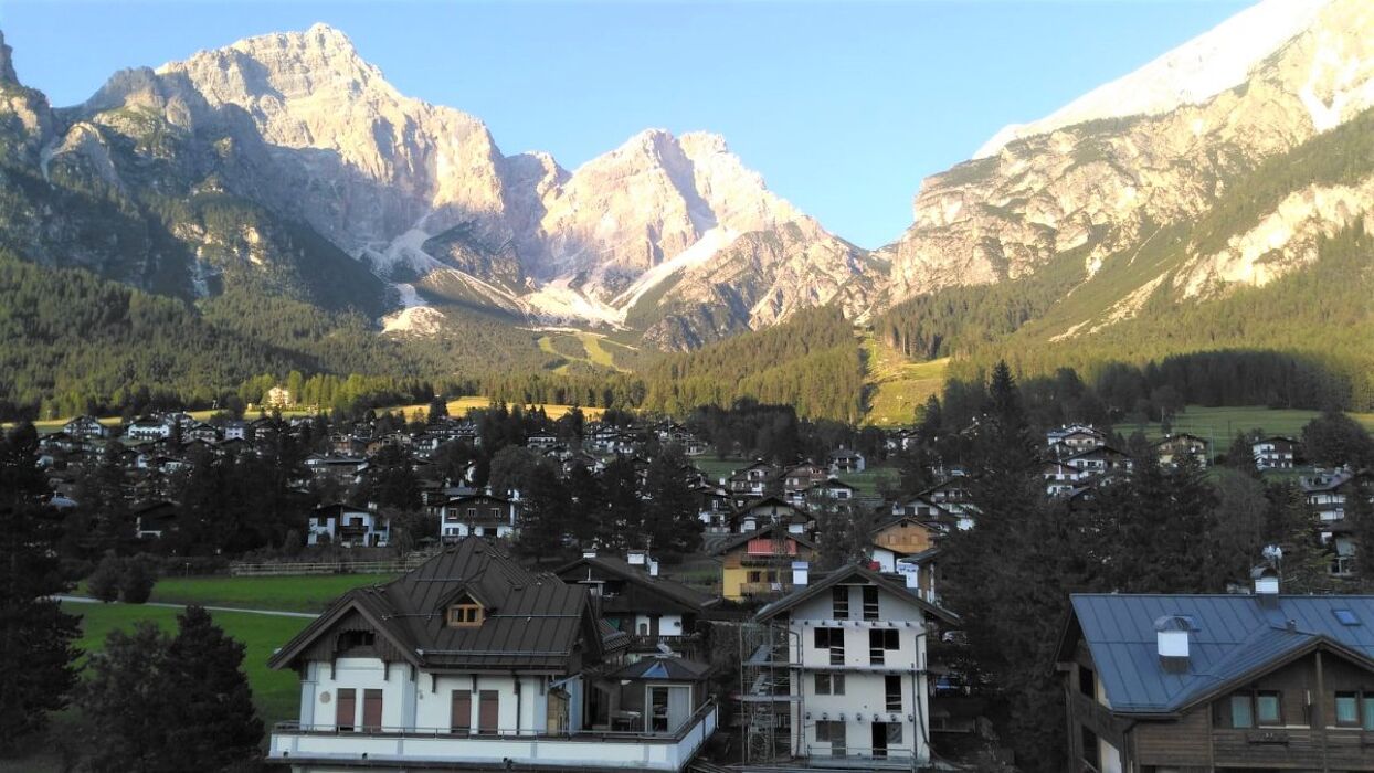 Trekking alle Tre Cime di Lavaredo: Il Simbolo delle Dolomiti Trekking alle Tre Cime di Lavaredo: Il Simbolo delle Dolomiti desktop picture