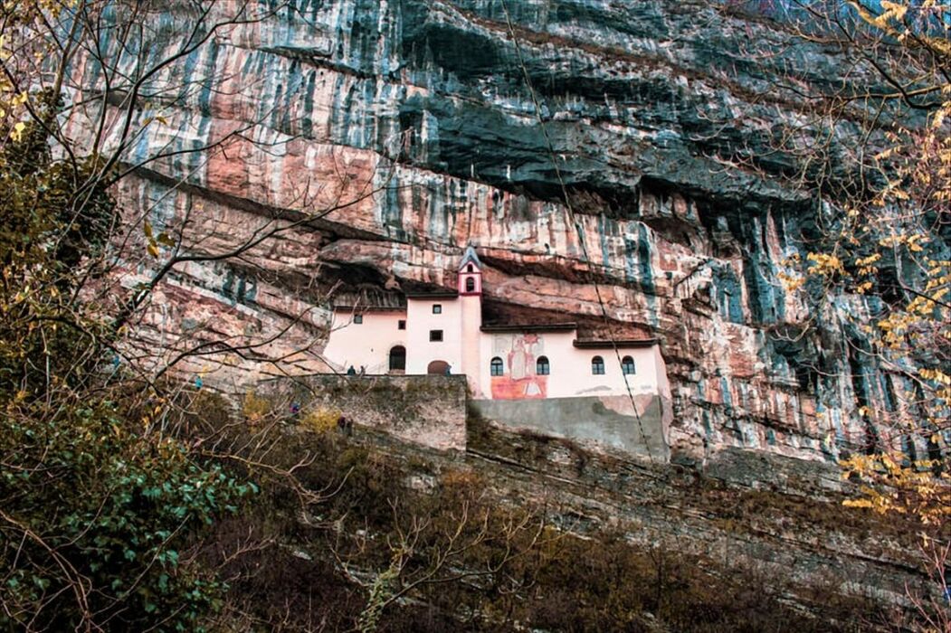 Visita Esclusiva all'Eremo di San Colombano Visita Esclusiva all'Eremo di San Colombano desktop picture
