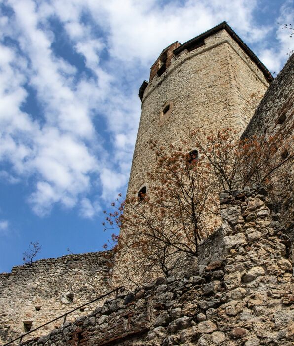 Trekking con visita guidata al Castello di Avio Trekking con visita guidata al Castello di Avio desktop picture