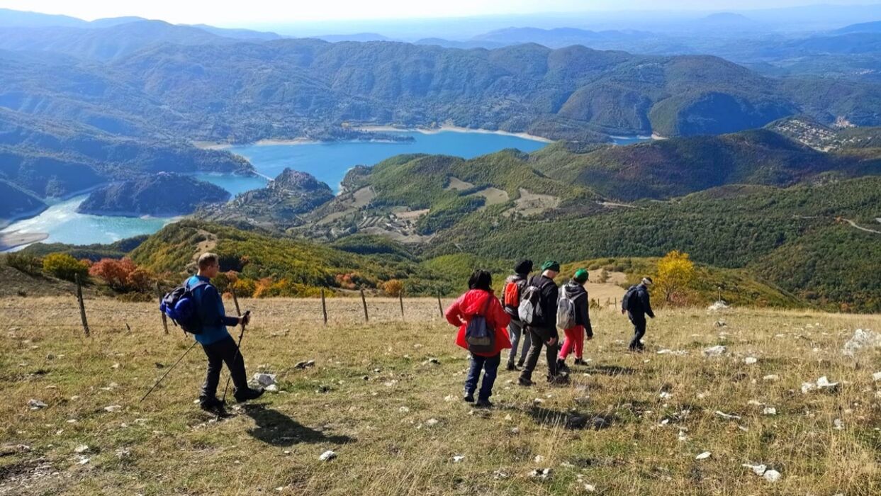 I Panoramici Sentieri del Monte Navegna: Un Balcone tra Due Laghi I Panoramici Sentieri del Monte Navegna: Un Balcone tra Due Laghi desktop picture