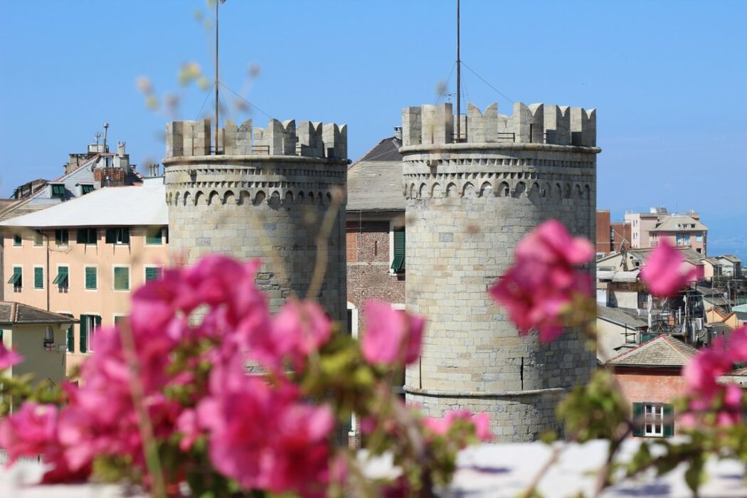 Visita a Genova Medioevale: Tra Storia e Simbologia Visita a Genova Medioevale: Tra Storia e Simbologia desktop picture