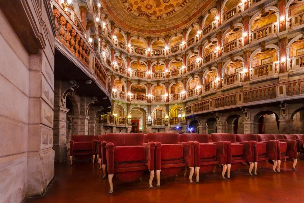 La Magia del Natale a Mantova: Un Tour tra Luci, Teatri e Mercatini La Magia del Natale a Mantova: Un Tour tra Luci, Teatri e Mercatini desktop picture