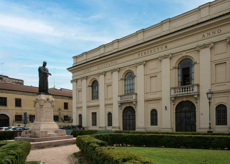 La Magia del Natale a Mantova: Un Tour tra Luci, Teatri e Mercatini La Magia del Natale a Mantova: Un Tour tra Luci, Teatri e Mercatini desktop picture