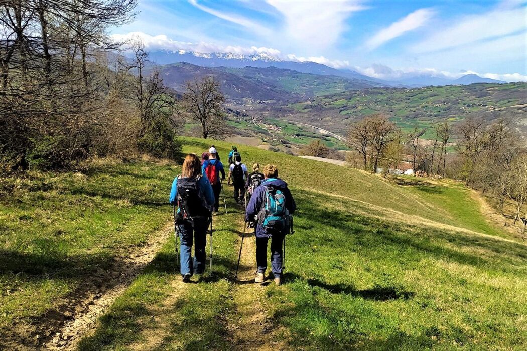 La Big Bench Blu: Escursione panoramica a Prignano sulla Secchia La Big Bench Blu: Escursione panoramica a Prignano sulla Secchia desktop picture