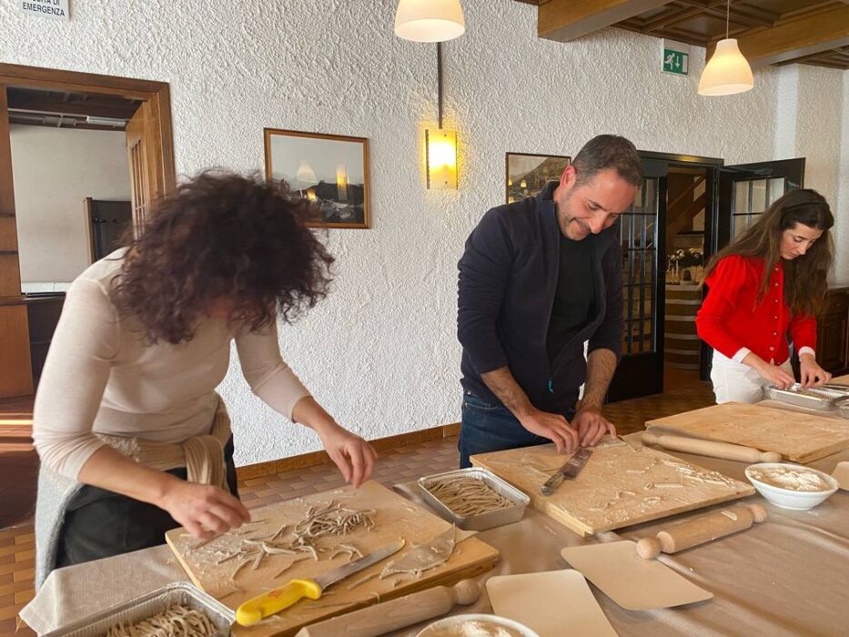 Carnevale a bordo del Trenino Rosso del Bernina Carnevale a bordo del Trenino Rosso del Bernina desktop picture