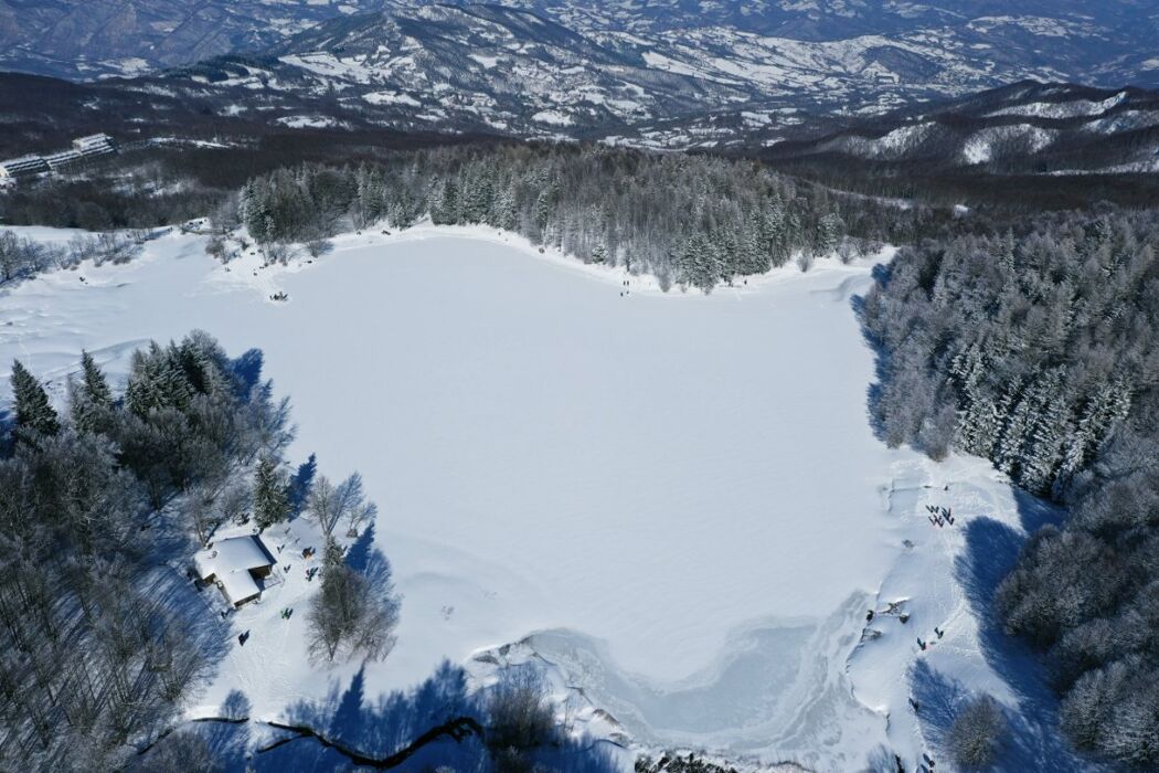 Ciaspolata ai piedi del Monte Ventasso Ciaspolata ai piedi del Monte Ventasso desktop picture