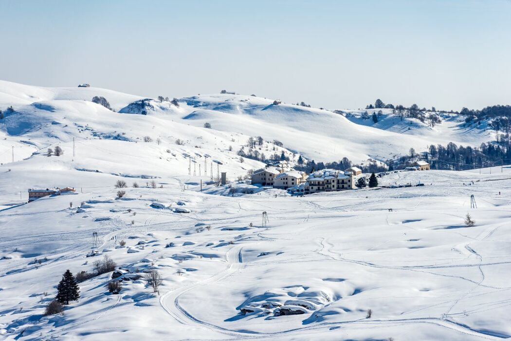 Ciaspolata in Lessinia: Un'Avventura tra Panorami Mozzafiato Ciaspolata in Lessinia: Un'Avventura tra Panorami Mozzafiato desktop picture