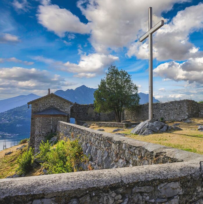 Camminata di gruppo dal Castello dell'Innominato al Lago di Garlate Camminata di gruppo dal Castello dell'Innominato al Lago di Garlate desktop picture