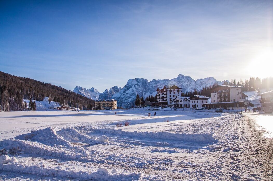 Ciaspolata nel cuore delle Dolomiti: Misurina e le Tre Cime di Lavaredo Ciaspolata nel cuore delle Dolomiti: Misurina e le Tre Cime di Lavaredo desktop picture