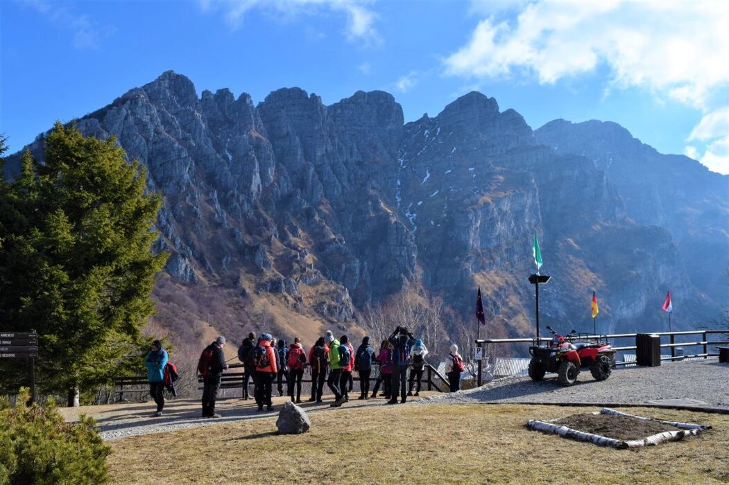 Il Sentiero ai Piani d’Erna tra le imponenti cime Lecchesi Il Sentiero ai Piani d’Erna tra le imponenti cime Lecchesi desktop picture