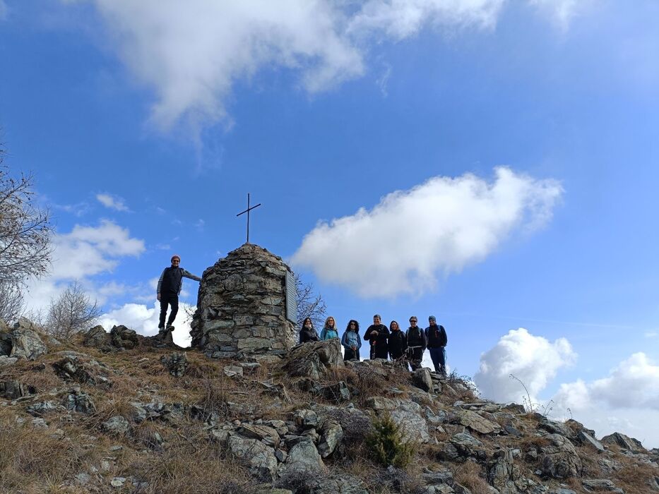 Punta Serena: Trekking in Cresta tra Panorami Mozzafiato Punta Serena: Trekking in Cresta tra Panorami Mozzafiato desktop picture