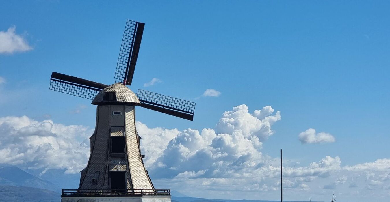L'Anello in Val Malone: La Cappella del Bandito e il Mulino a Vento L'Anello in Val Malone: La Cappella del Bandito e il Mulino a Vento desktop picture