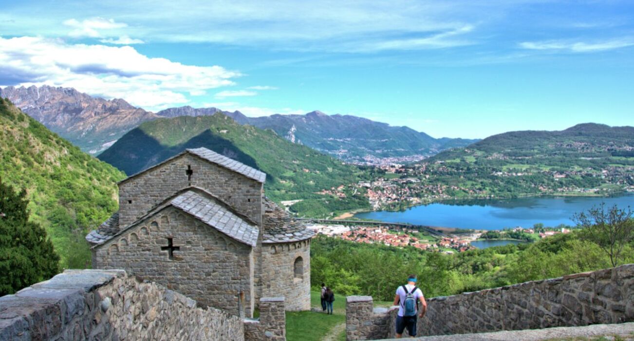 L'Anello panoramico dei Tre Casott e l’Abbazia di San Pietro al Monte L'Anello panoramico dei Tre Casott e l’Abbazia di San Pietro al Monte desktop picture