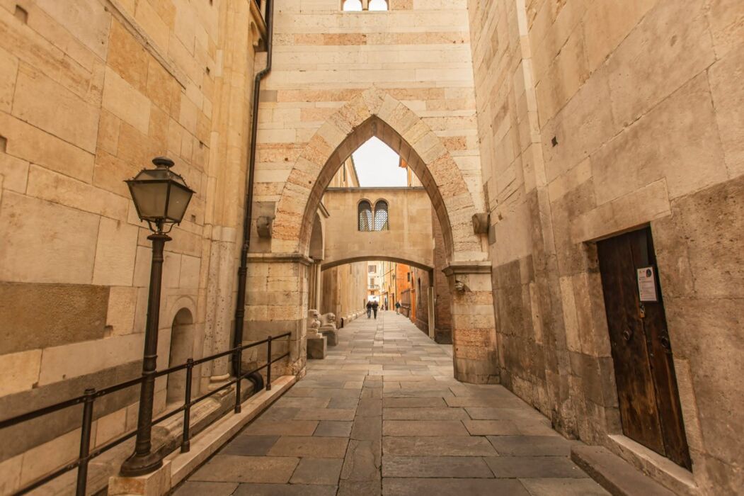 Tour Guidato di Modena: Il Duomo e le meraviglie della Città di Pietra Tour Guidato di Modena: Il Duomo e le meraviglie della Città di Pietra desktop picture