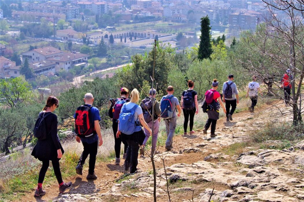 La Dorsale Giuliani: Trekking tra natura e borghi dei Colli Veronesi La Dorsale Giuliani: Trekking tra natura e borghi dei Colli Veronesi desktop picture