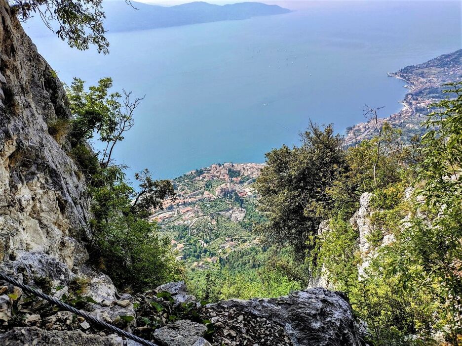 Trekking sul Monte Comer: un balcone sul Baldo e sul Lago di Garda Trekking sul Monte Comer: un balcone sul Baldo e sul Lago di Garda desktop picture