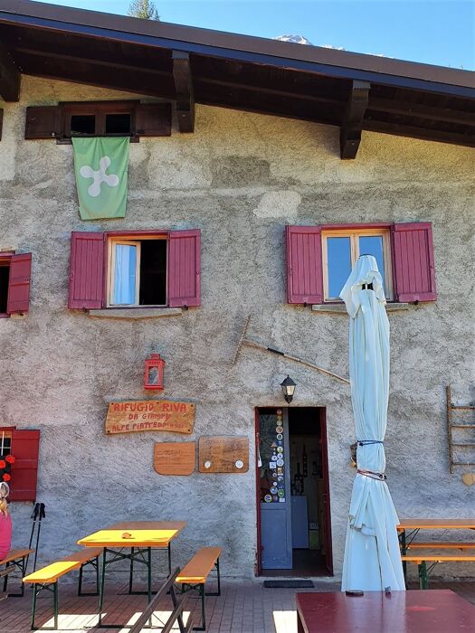 Trekking da Baiedo al Rifugio Riva: natura e leggende della Valsassina Trekking da Baiedo al Rifugio Riva: natura e leggende della Valsassina desktop picture