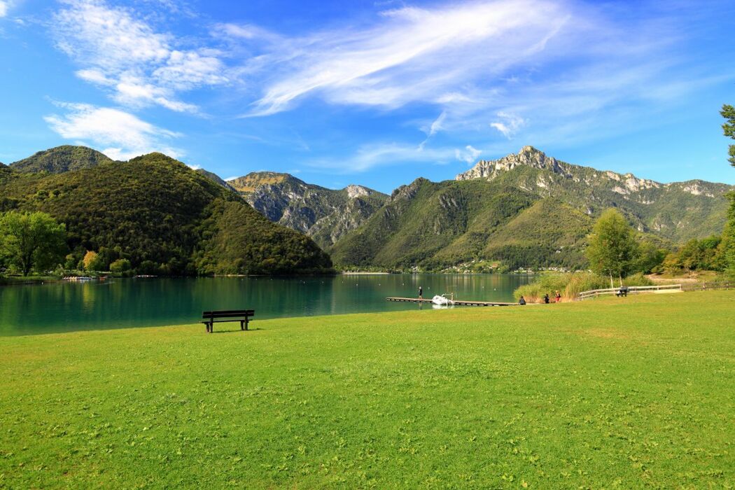 Trekking al Lago di Ledro: Uno Smeraldo incastonato nelle Prealpi Trekking al Lago di Ledro: Uno Smeraldo incastonato nelle Prealpi desktop picture