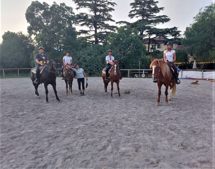 Passeggiata serale a Cavallo in Valpolicella Passeggiata serale a Cavallo in Valpolicella desktop picture