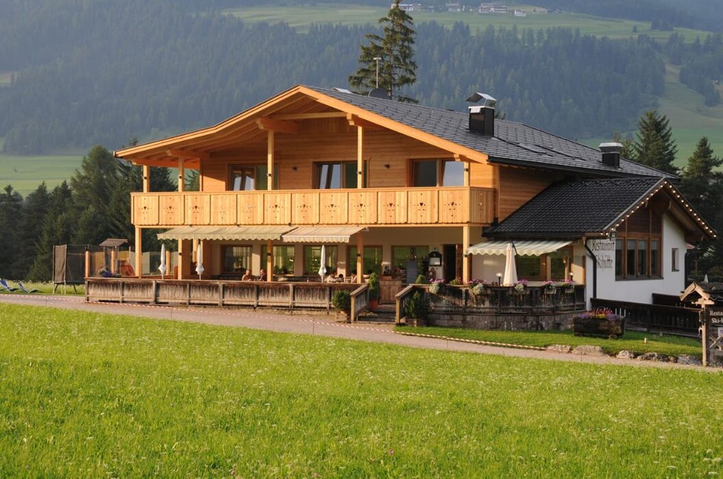 Cena Tipica in Malga zona Lago di Braies Cena Tipica in Malga zona Lago di Braies desktop picture