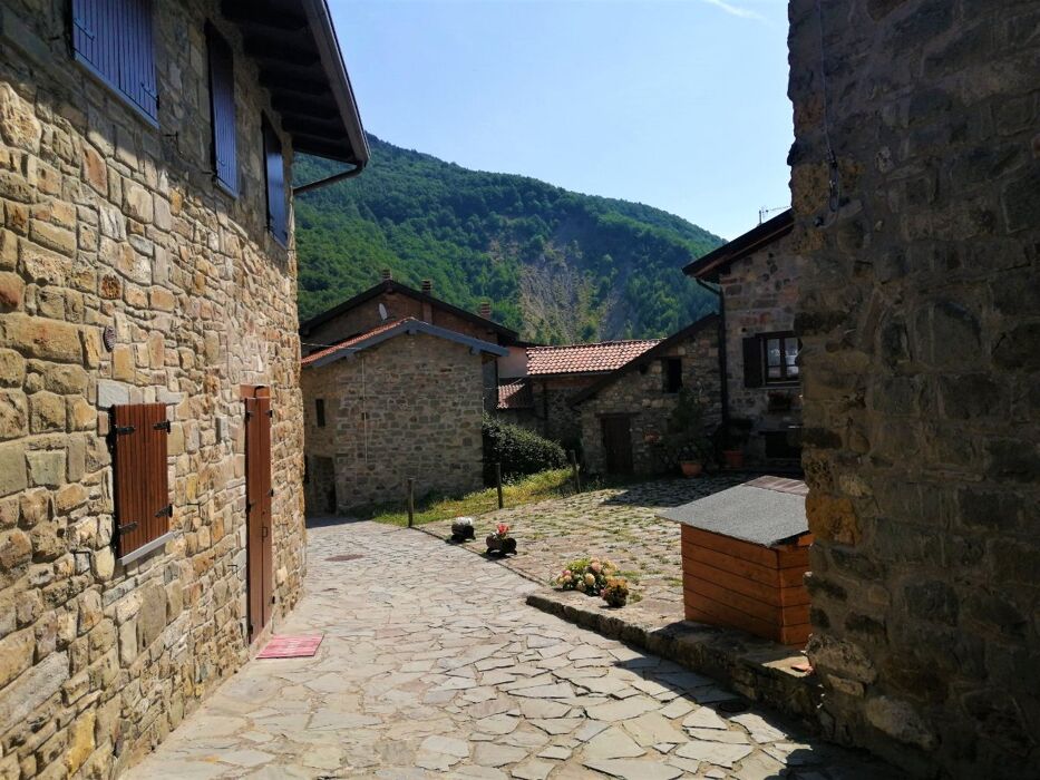 Trekking panoramico a Vallisnera: la Cascata della Carvara Trekking panoramico a Vallisnera: la Cascata della Carvara desktop picture