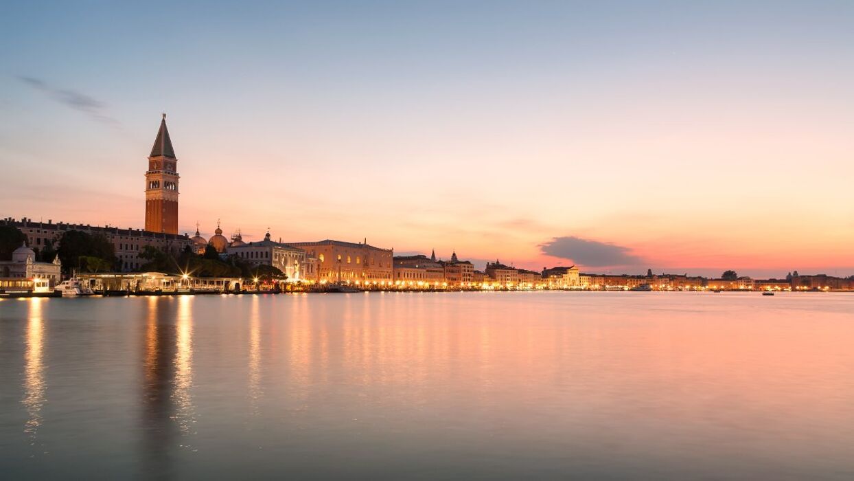 Aperitivo in Barca: La Magia di Venezia al Tramonto Aperitivo in Barca: La Magia di Venezia al Tramonto desktop picture
