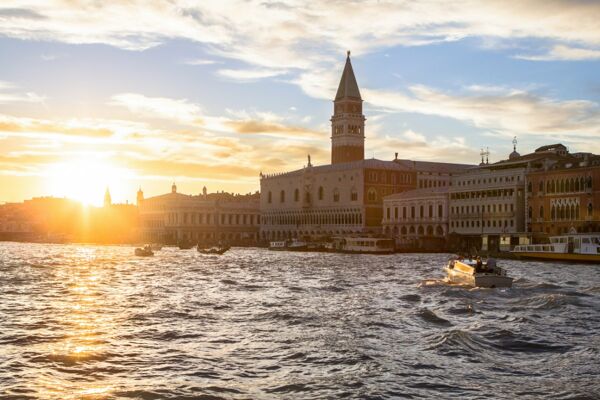 event-Aperitivo in Barca: La Magia di Venezia al Tramonto