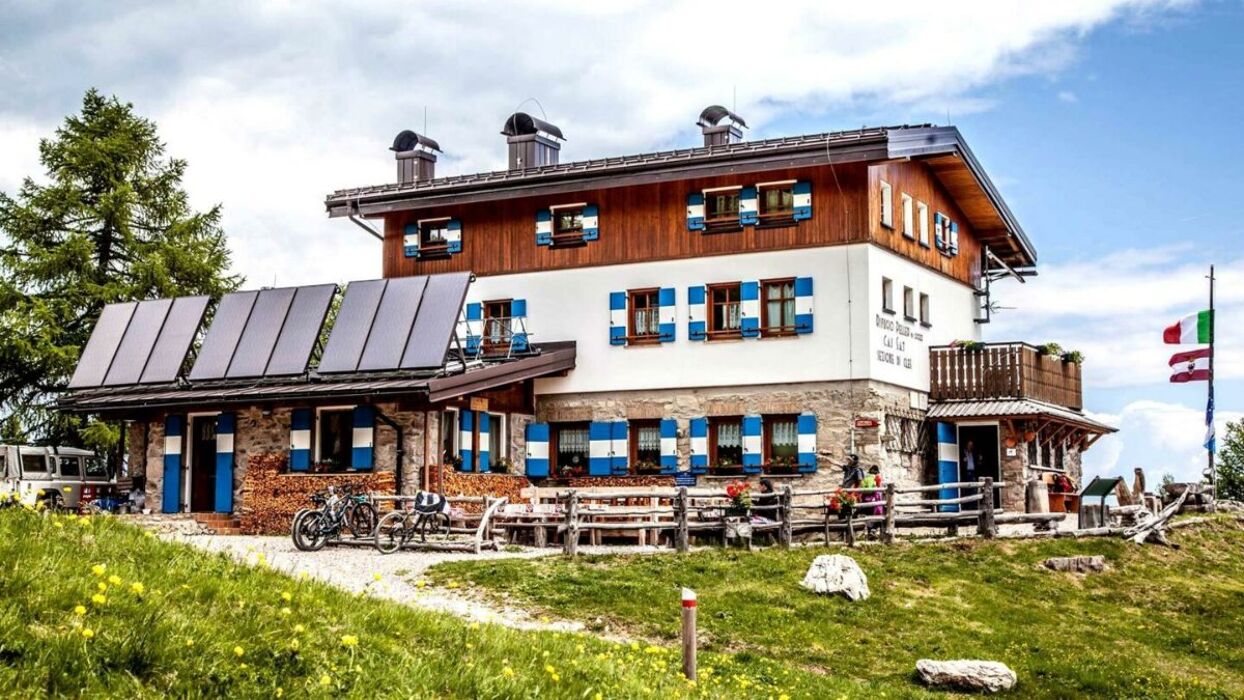 Trekking sulle Dolomiti di Brenta: alla Ricerca delle Marmotte Trekking sulle Dolomiti di Brenta: alla Ricerca delle Marmotte desktop picture