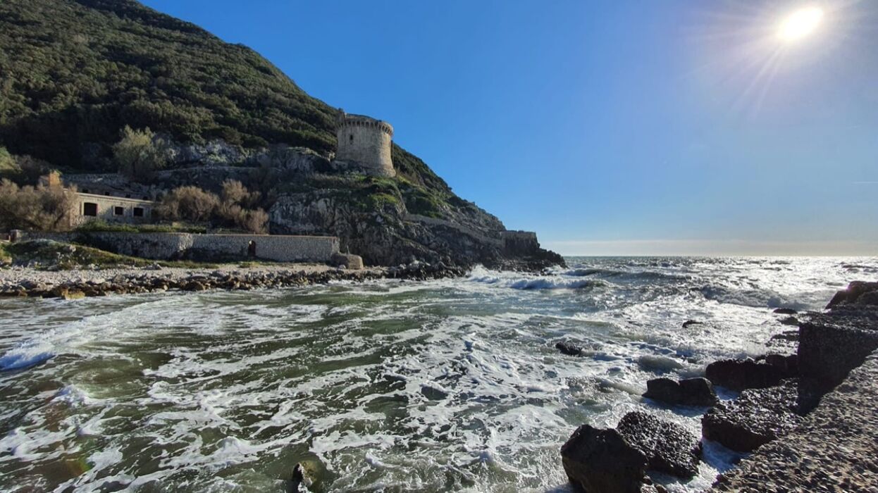 Camminata nel Bosco di Circe: tra pozioni e leggende antiche Camminata nel Bosco di Circe: tra pozioni e leggende antiche desktop picture