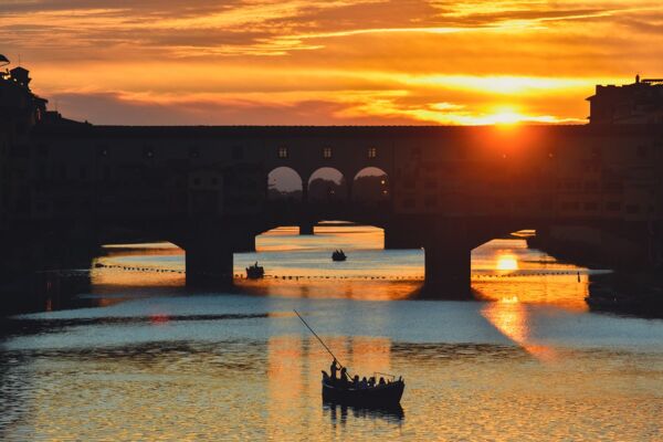 event-Firenze inedita: Tour in Barca navigando le acque dell’Arno