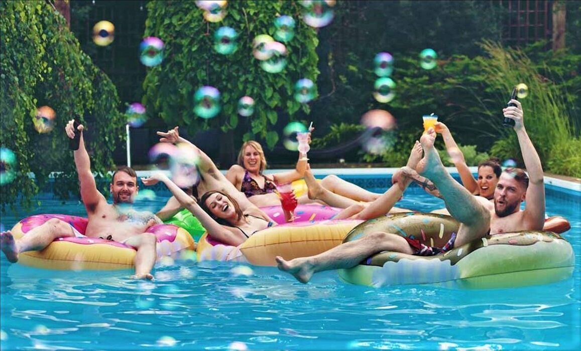 Fine settimana al Lago di Garda: festa Hawaiana in piscina con cena e Dj set Fine settimana al Lago di Garda: festa Hawaiana in piscina con cena e Dj set desktop picture