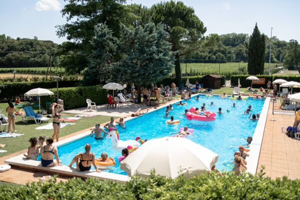 event-Festa in piscina con musica e giochi di gruppo sul Lago di Garda