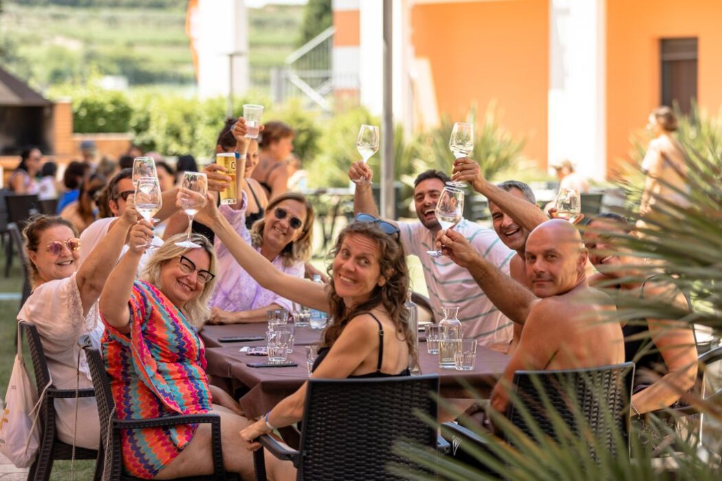 Festa in piscina con musica e giochi di gruppo sul Lago di Garda Festa in piscina con musica e giochi di gruppo sul Lago di Garda desktop picture