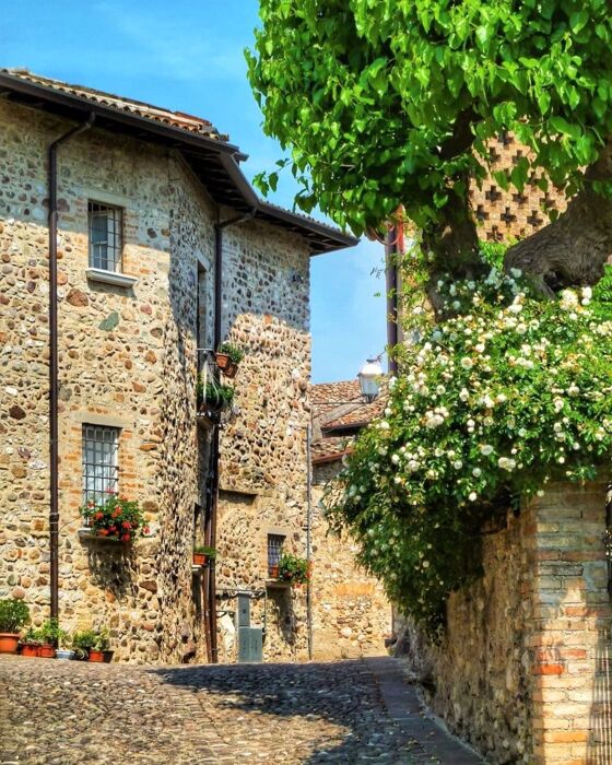 Passeggiata guidata a Castellaro Lagusello: un Borgo da favola Passeggiata guidata a Castellaro Lagusello: un Borgo da favola desktop picture