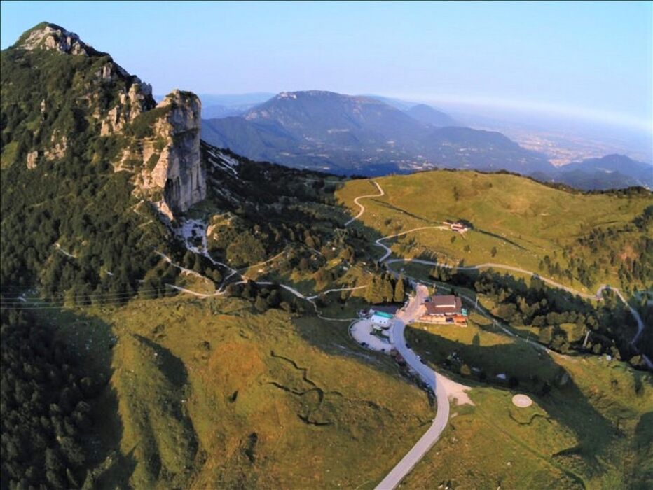 Trekking sotto la luna piena nelle Piccole Dolomiti Trekking sotto la luna piena nelle Piccole Dolomiti desktop picture