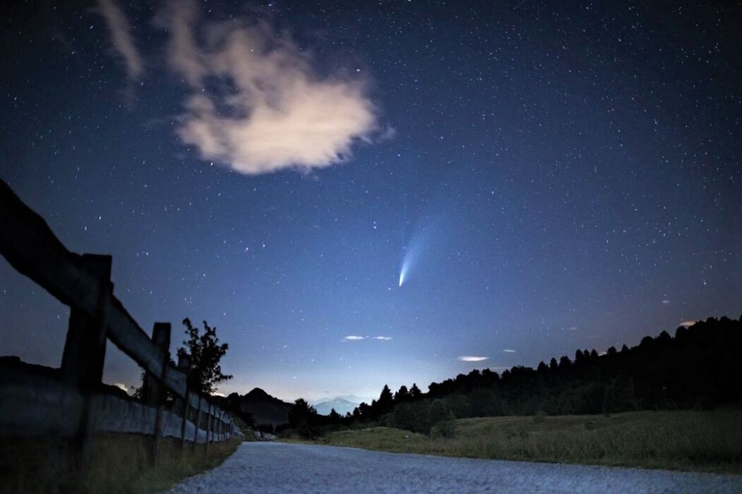 Trekking sotto la luna piena nelle Piccole Dolomiti Trekking sotto la luna piena nelle Piccole Dolomiti desktop picture