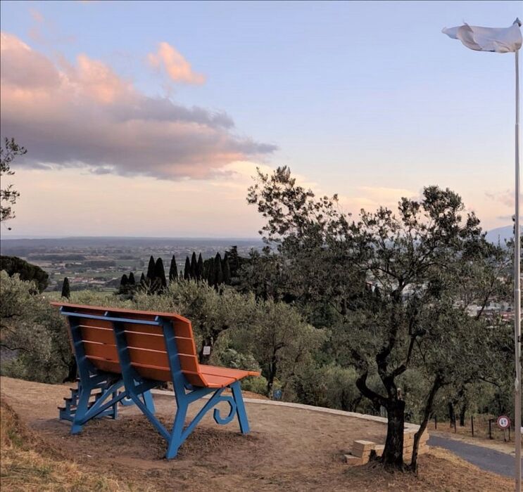 Passeggiata serale alla Panchina Gigante con bagno in piscina Passeggiata serale alla Panchina Gigante con bagno in piscina desktop picture