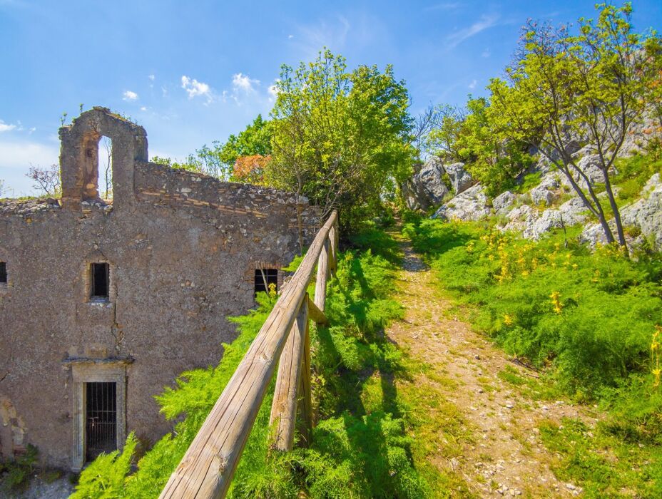 Il Monte Soratte: Camminata sulle tracce lasciate dall’uomo Il Monte Soratte: Camminata sulle tracce lasciate dall’uomo desktop picture