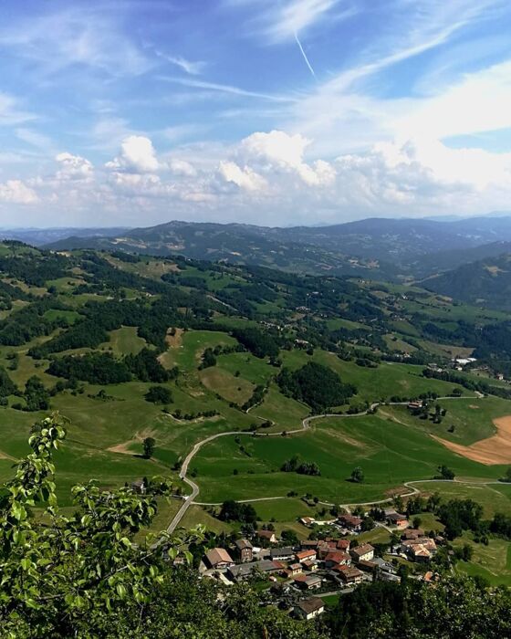 Escursione dal Borgo di Valestra alla panoramica Panchina Gigante Escursione dal Borgo di Valestra alla panoramica Panchina Gigante desktop picture
