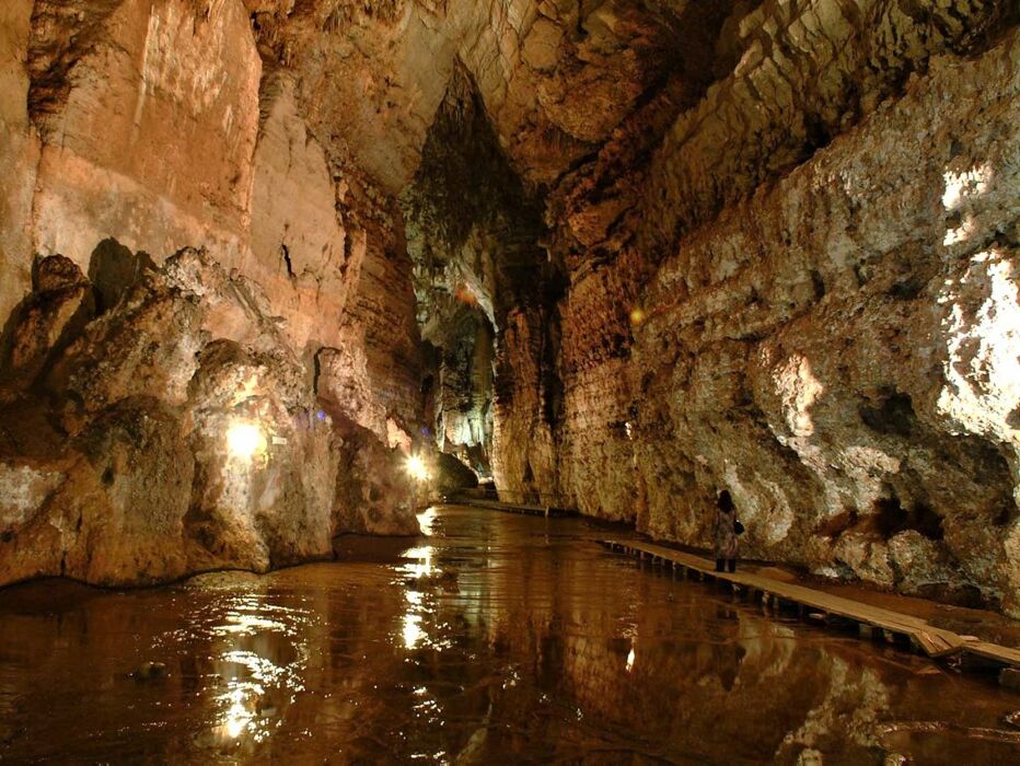 Un giorno da speleologi: Tour delle Grotte carsiche di Pastena Un giorno da speleologi: Tour delle Grotte carsiche di Pastena desktop picture