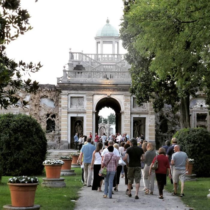 Apericena con Spettacolo Teatrale nella sontuosa Villa Litta Apericena con Spettacolo Teatrale nella sontuosa Villa Litta desktop picture