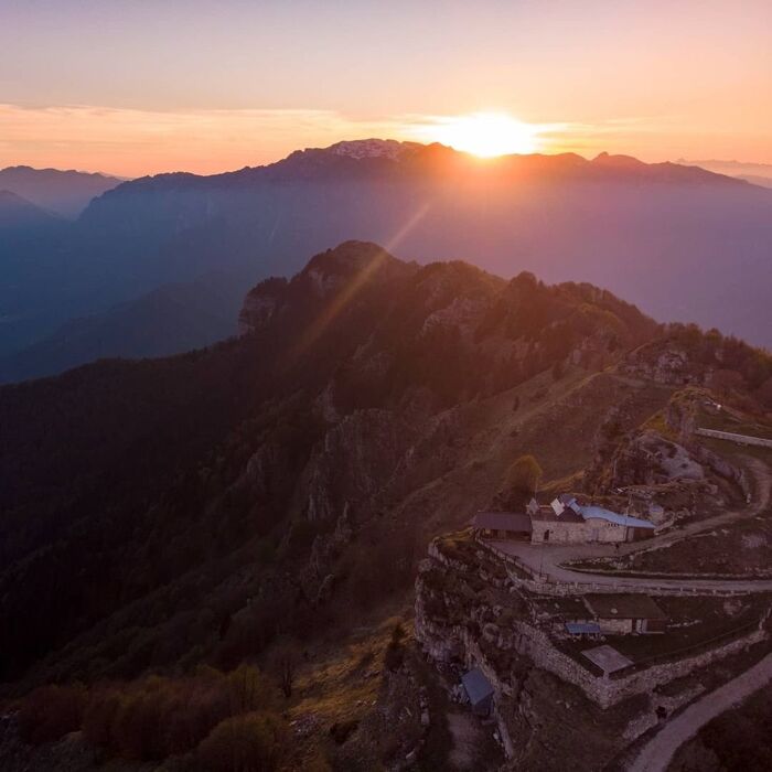 Trekking serale sul Monte Novegno: il fascino della luna nuova Trekking serale sul Monte Novegno: il fascino della luna nuova desktop picture