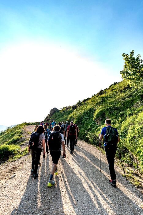 Trekking serale sul Monte Novegno: il fascino della luna nuova Trekking serale sul Monte Novegno: il fascino della luna nuova desktop picture