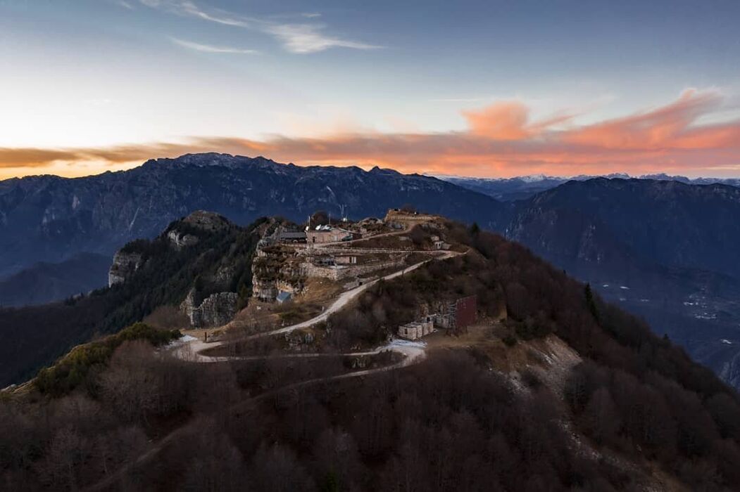 Trekking serale sul Monte Novegno: il fascino della luna nuova Trekking serale sul Monte Novegno: il fascino della luna nuova desktop picture