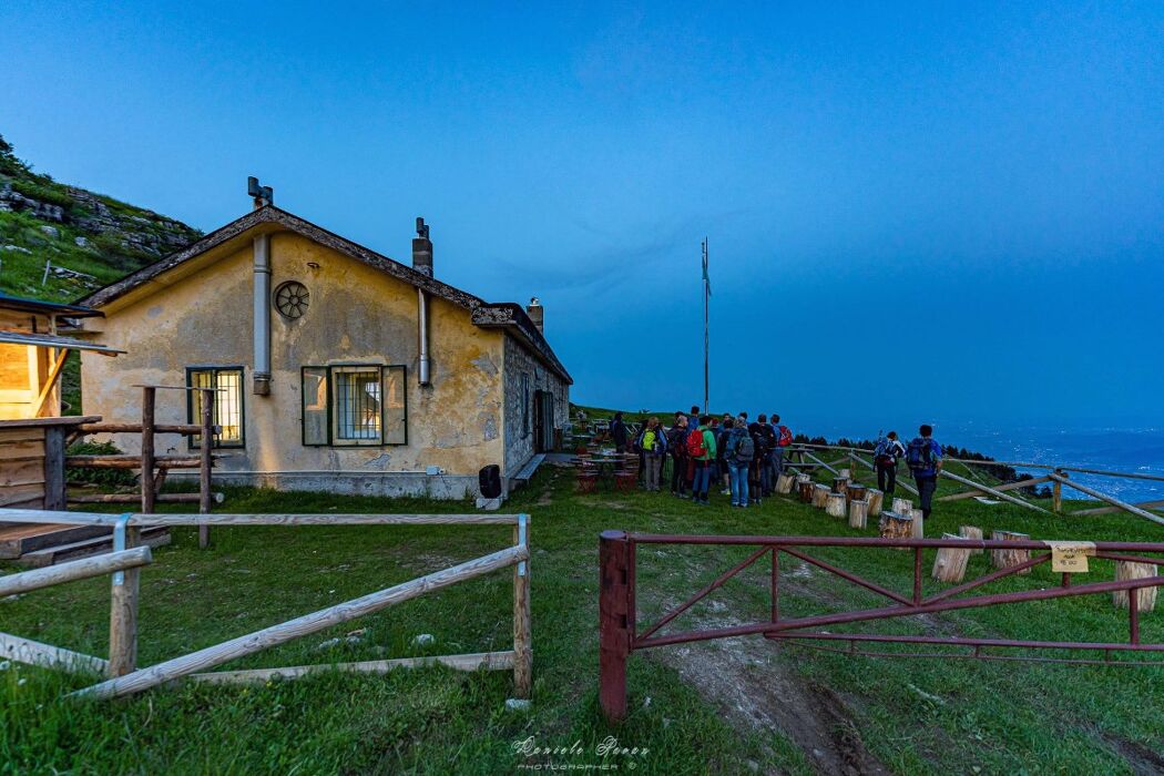 Trekking serale sul Monte Novegno: il fascino della luna nuova Trekking serale sul Monte Novegno: il fascino della luna nuova desktop picture