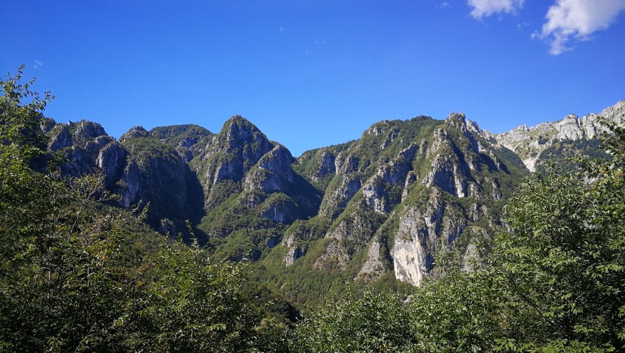 Trekking ad anello in Val di Posina Trekking ad anello in Val di Posina desktop picture