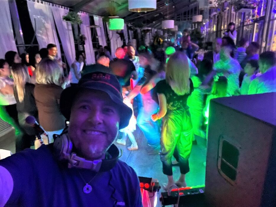 Festa dei Single: Apericena con musica e Dj set a Milano Festa dei Single: Apericena con musica e Dj set a Milano desktop picture