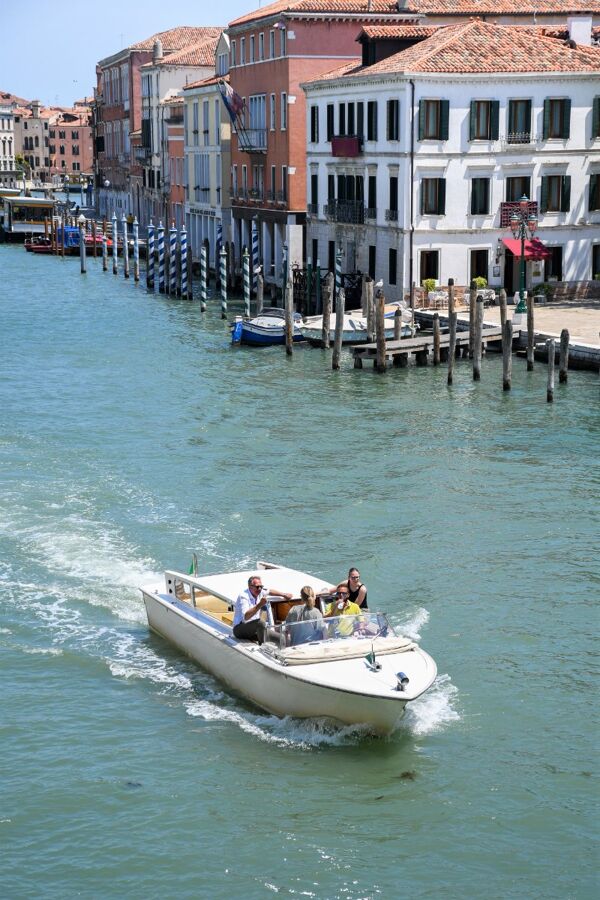 Event card Bacaro Tour in barca tra i canali di Venezia cover image